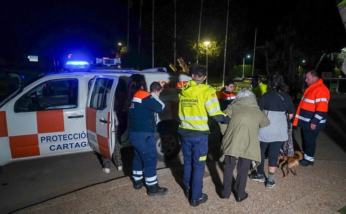 Protección Civil asiste a personas para abandonar Villas Caravaning (Cartagena) por aviso rojo por lluvia. 9 octubre 2025.