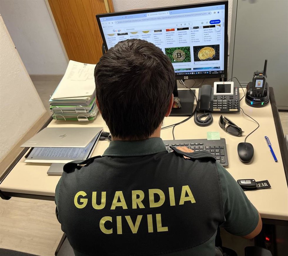 Detenidas dos personas por seis delitos de estafa y otros seis de usurpación de estado civil en Binéfar.