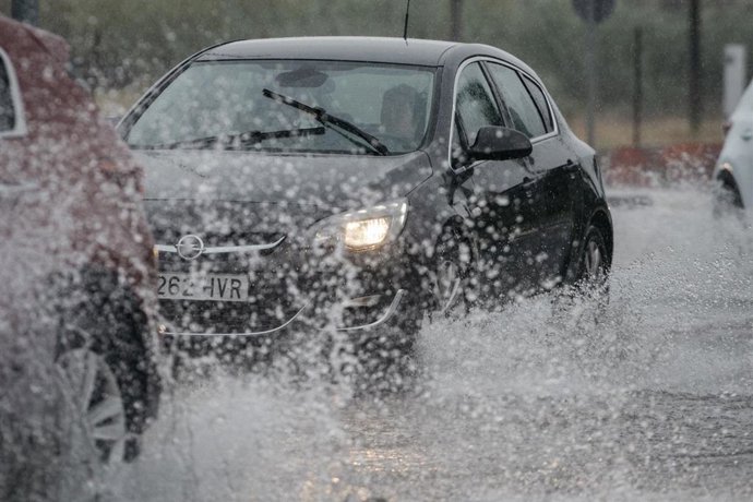 Archivo - Imagen de archivo. Un coche circula bajo la lluvia en Castelló.