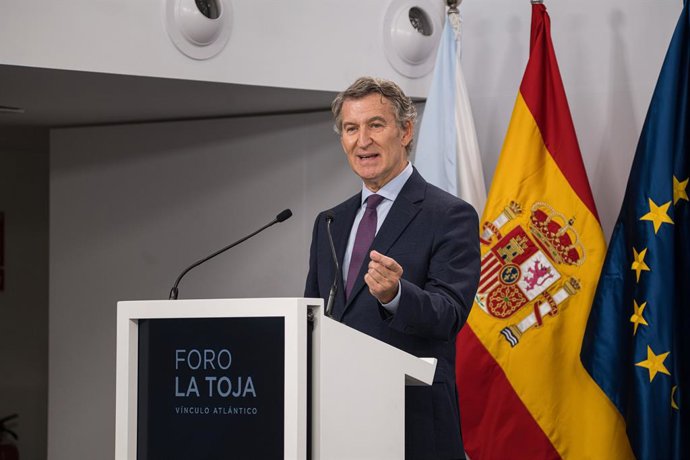 O Presidente do Partido Popular, Alberto Núñez Feijóo, discursa durante o segundo dia do "Foro de La Toja - Vínculo Atlántico" 2025, no Eurostars Gran Hotel La Toja, em 3 de outubro de 2025, na Illa de la Toja, Pontevedra, Galícia (Espanha).