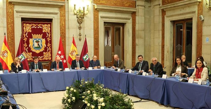 Archivo - El alcalde de Madrid, José Luis Martínez-Almeida (1i); el delegado del Gobierno en la Comunidad de Madrid, Francisco Martín (2i) durante el Consejo y la Junta Local de Seguridad de la ciudad, en la Casa de la Villa