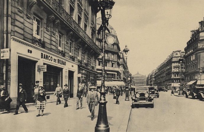 Vista de la fachada de la Sucursal del Banco de Bilbao en París y la calle de la Ópera en 1930. Archivo Histórico BBVA