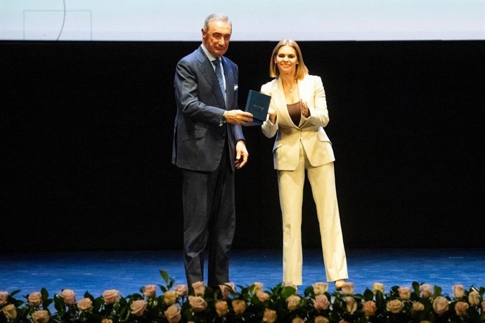 La alcaldesa de Alcalá de Henares, Judith Piquet, y el periodista Carlos Herrera.