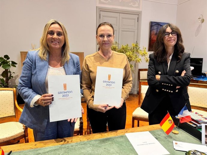 Desde la izquierda las alcaldesas de Granada, Marifrán Carazo, y de Aix-En-Provence, Sophie Joissains, tras la firma