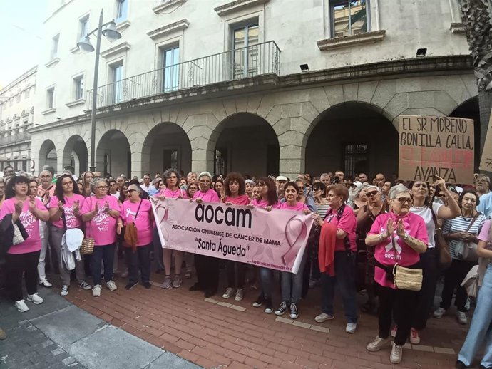 Concentración en Huelva por los fallos en el cribado de cáncer de mama.