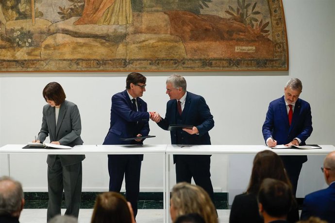 La firma del acuerdo de este viernes.