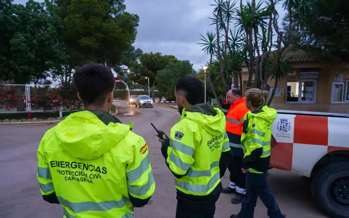 Protección Civil de Cartagena en Villas Caravaning avisando a las personas presentes que deben abandonar sus alojamientos por el aviso rojo por lluvia, 9 de octubre de 2025.
