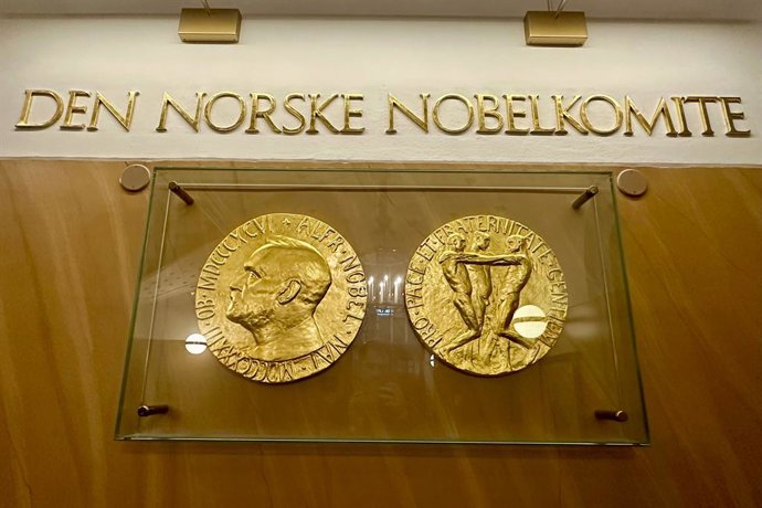 Archivo - Arquivo - 11 de outubro de 2024, Noruega, Oslo: A frente e o verso da medalha do Prêmio Nobel da Paz estão em exibição no Instituto Nobel da Noruega, em Oslo. É nesse prédio que o vencedor do Prêmio Nobel da Paz será anunciado em 11 de outubro. 