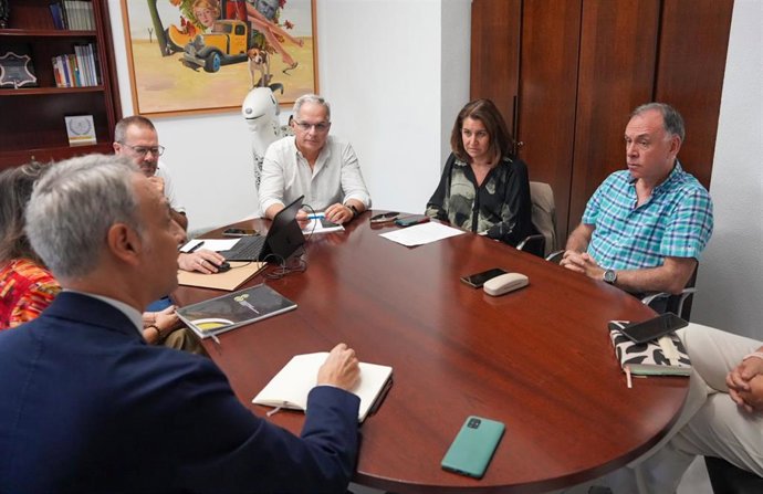 Jacinto Muñoz y Paula Conesa en la reunión con representantes del Colegio Oficial de Educadores Sociales.