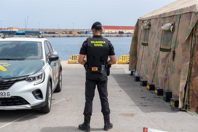 Archivo - Imagen de archivo de un agente de la Guardia Civil en el puerto de Ceuta
