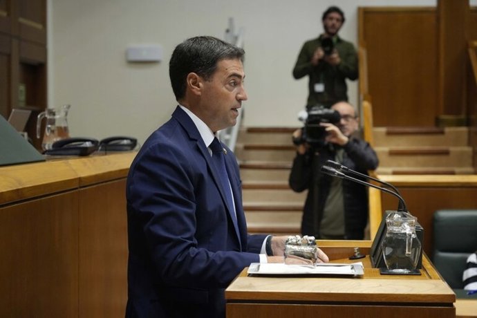 Imanol Pradales en el pleno de control del Parlamento Vasco