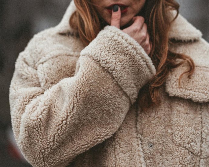 Cómo saber si un abrigo abriga antes de comprarlo: la guía definitiva (y un truco para probar en tienda)