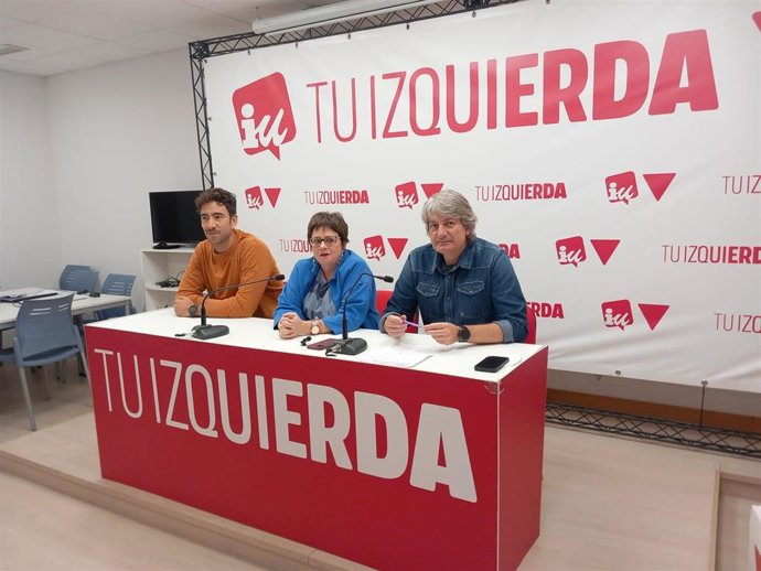 Los diputados de IU La Rioja, Henar Moreno y Carlos Ollero, junto al experto en movilidad urbana, Samuel Romero Aporta, en la sede de IU.