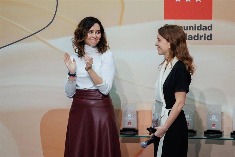 Archivo - La presidenta de la Comunidad de Madrid, Isabel Díaz Ayuso (i)  Ana Corina Sosa Machado, hija de María Corina Machado (d), recoge el premio de su madre, durante el acto institucional de entrega de los Reconocimientos 8 de Marzo, en la Real Cas