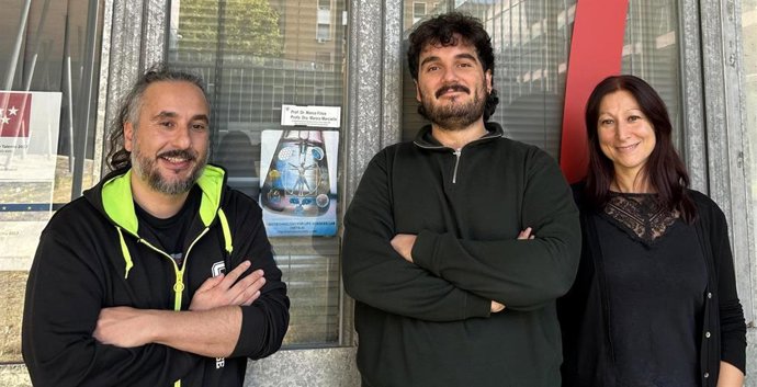Marco Filice (izq), Alejandro González Simán (en el centro) y Marzia Marciello (dcha). Miembros del grupo de investigación NBT4LS (UCM).