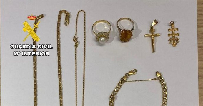 Joyas recuperadas por la Guardia Civil tras ser sustraídas por el ladrón de la vivienda de unos familiares de avanzada edad.