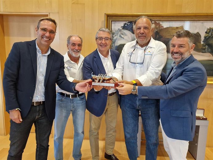El presidente, Francisco Salado, y el diputado de Deportes, Juan Rosas, han felicitado al director del equipo de regatas Estrella del Viento, Manuel Martínez, y al táctico del barco malagueño Barlovento-Senda Azul, Jorge Haenelt.