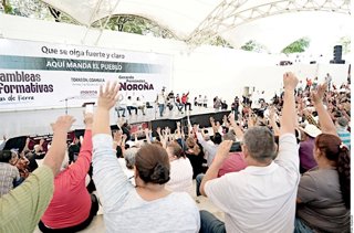 En el evento de Fernández Noroña en Torreón, el fin de semana, puede verse en mamparas el logo de Morena y su nombre