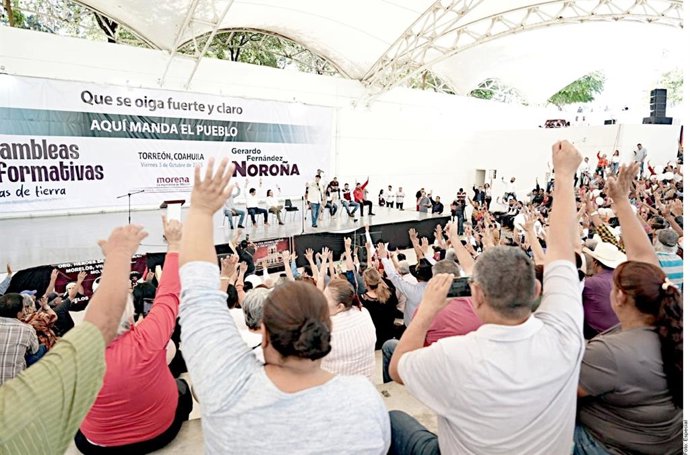 En el evento de Fernández Noroña en Torreón, el fin de semana, puede verse en mamparas el logo de Morena y su nombre