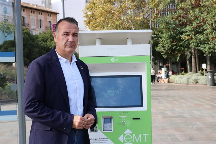 El portavoz adjunto del PSOE de Palma, Francesc Dalmau, junto a una máquina para recargar la tarjeta ciudadana.
