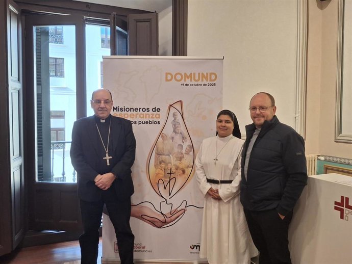 El arzobispo de Pamplona, Florencio Roselló; el director de Obras Misionales Pontificias en Navarra, Óscar Azcona; y la secretaria nacional de la Obra de San Pedro Apóstol en México, Gloria Guadalupe Hernán, en la presentación del Domund 2025.