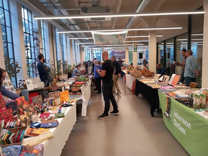 La plaza de Abastos de Logroño acoge una feria con productos locales para impulsar el mercado social y rural riojano