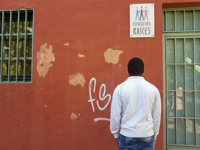 Archivo - Menor no acompañado en Fundación Raíces, en una fotografía de archivo.