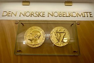 Archivo - Medalla asociada al premio Nobel de la Paz