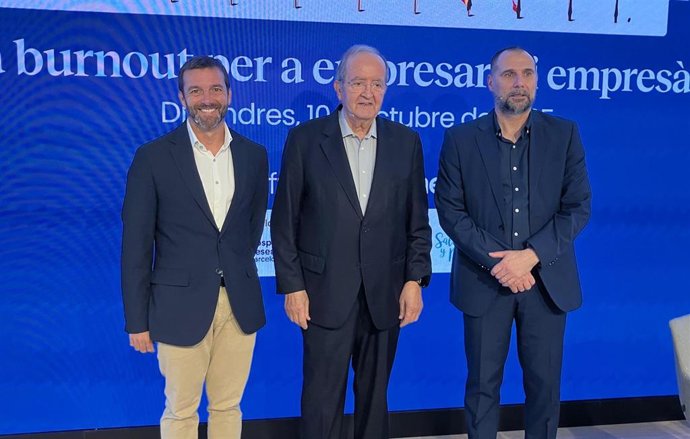 (I-D) El director de Atención Psicológica y Formación de la Fundación Salud y Persona, Javier Savin; el presidente de la Fundación Pimec, Josep González, y el director médico y de siniestralidad de MGS Mutua, Oriol Domènech.