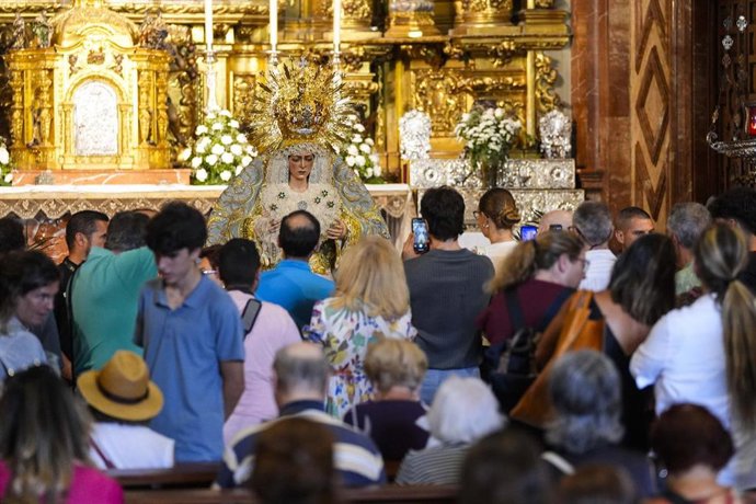Archivo - Imágenes de la veneración de Nuestra Señora de la Esperanza Macarena tras la contrivertida actuación de mantenimiento y conservación, en foto de archivo.