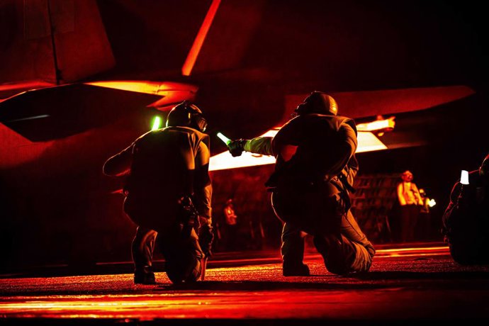 Archivo - 7 de julho de 2025 - Área de responsabilidade - Um F/A-18E Super Hornet, pertencente ao Strike Fighter Squadron (VFA) 137, parte do convés de voo do porta-aviões da classe Nimitz USS Nimitz (CVN 68) durante operações de voo na costa central dos 