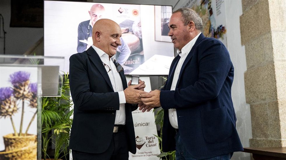 Toño Pérez recibe el título de Embajador de la Torta del Casar