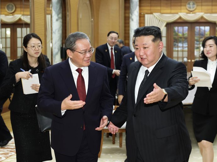 O primeiro-ministro chinês Li Qiang com o líder norte-coreano Kim Jong Un.