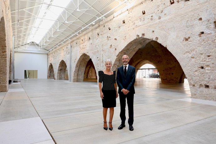 La consejera de Cultura, Patricia del Pozo, y el subdirector general de Cultura y Territorio de Fundación La Caixa, Rafael Chueca, en las Atarazanas.