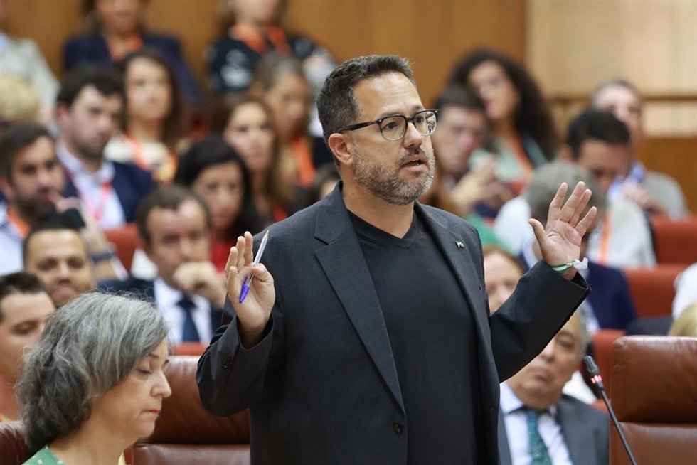 El portavoz de Adelante Andalucía, José Ignacio García, en una imagen de 9 de octubre en su pregunta al presidente de la Junta, Juanma Moreno, en el Pleno del Parlamento.