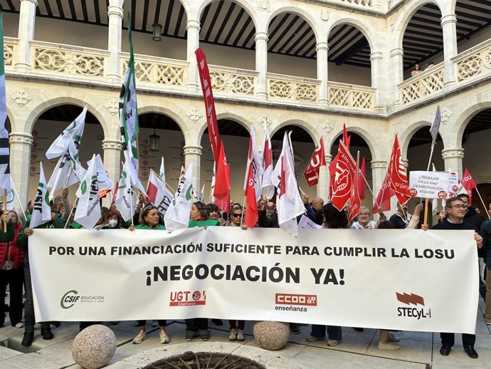 Protesta de los sindicatos por la "falta de dignidad salarial" de las plantillas docentes de la UVA.