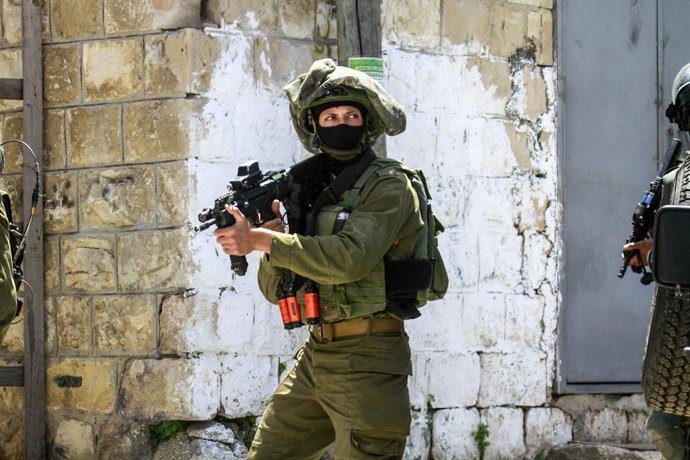 Archivo - Arquivo - Soldados da IDF durante uma operação em Sueika, perto de Tulkarem, na Cisjordânia (arquivo).