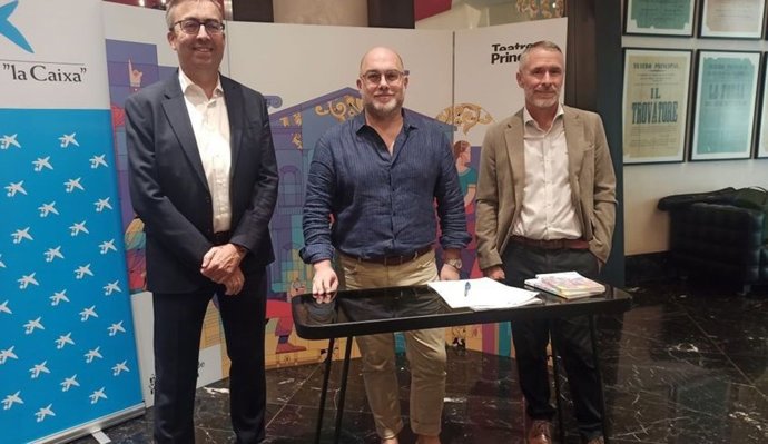 Firma de la colaboración para acercar el teatro a personas en riesgo de exclusión