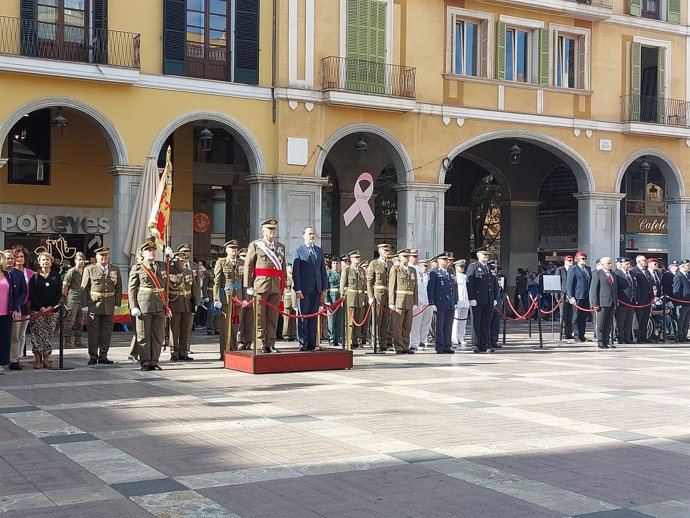 El Comandante General de Baleares, el General de División Fernando Luis Gracia Herréiz, y el presidente del Parlament, Gabriel Le Senne, en el acto castrense organizado en Palma con motivo del Día de la Fiesta Nacional