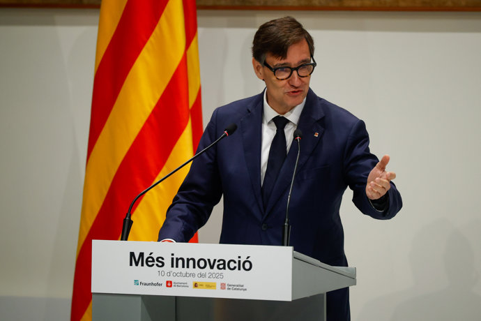 El presidente de la Generalitat de Catalunya, Salvador Illa, interviene durante la firma del acuerdo para la sede del Instituto Fraunhofer en Barcelona, en el Palau de la Generalitat, a 10 de octubre de 2025, en Barcelona, Cataluña (España).
