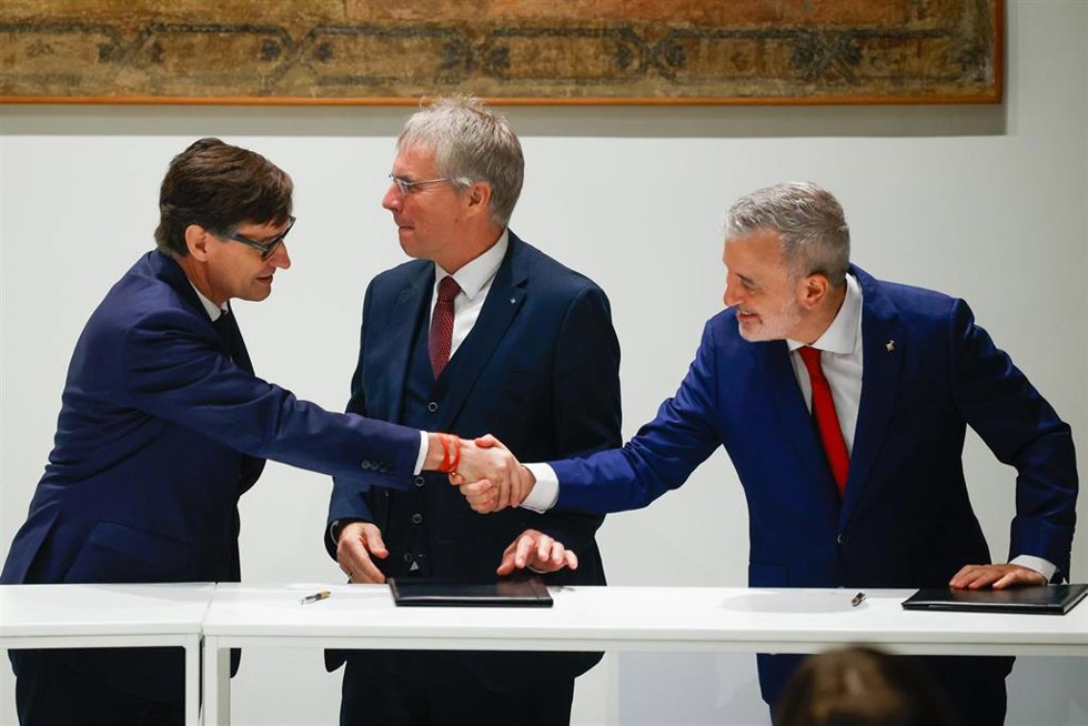 (I-D) El presidente de la Generalitat de Catalunya, Salvador Illa; el presidente de Fraunhofer-Gesellschaft, Holger Hanselka y el alcalde de Barcelona, Jaume Collboni, durante la firma del acuerdo para la sede del Instituto Fraunhofer en Barcelona, en e