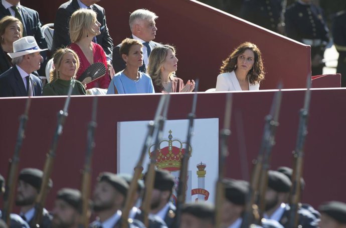 Archivo - La presidenta de la Comunidad de Madrid, Isabel Díaz Ayuso (1d); la presidenta de la JUnta de Extremadura, María Guardiola (2d) y la presidenta del Gobierno de Navarra, María Chivite, aplauden en la tribuna durante el desfile del 12 de octubre.