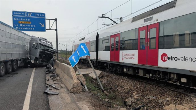 Un camión sale de la carretera y choca contra un muro junto al tranvía en L'Alcúdia