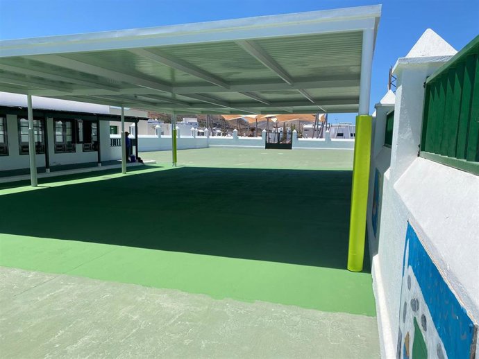 Archivo - Zona de sombra en un centro escolar de Canarias