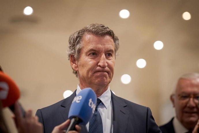 El presidente del Partido Popular, Alberto Núñez Feijóo, atiende a los medios a su llegada a la clausura de las jornadas del Partido Popular ‘Iniciativa Legislativa del Senado en el Estado de Derecho. El bloqueo de las Proposiciones de Ley del Senado en e