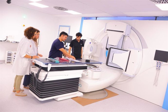 Los radiofísicos del HUCU y los técnicos de la empresa inician los trabajos para la calibración y preparación del Acelerador Lineal de Radioterapia