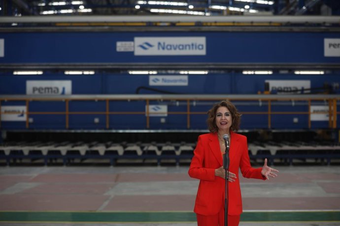 la vicepresidenta primera del Gobierno y ministra de Hacienda, María Jesús Montero, interviene antes de la visita a las instalaciones del Navantia COEX Naval Systems. A 10 de octubre de 2025 en San Fernando, Cádiz (Andalucía, España). la vicepresidenta pr