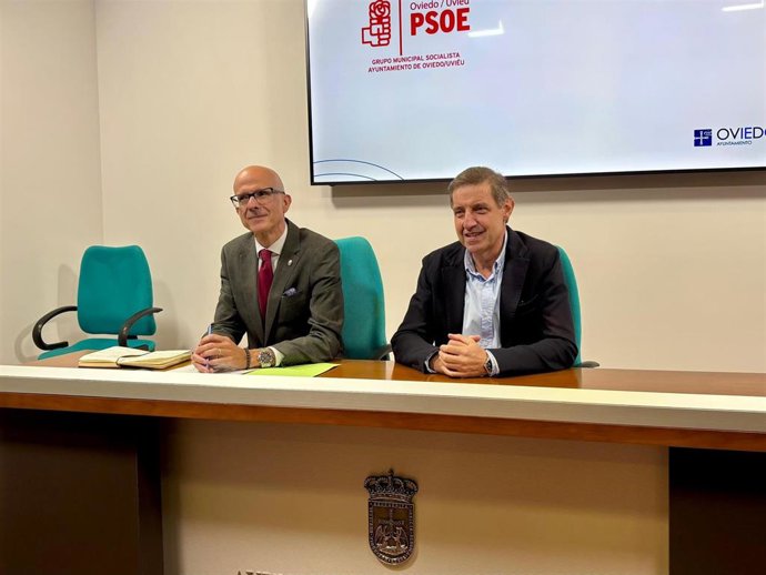 El concejal del PSOE en Oviedo, Jorge García Monsalve y el portavoz municipal Carlos Fernández Llanez presentan su documento de prioridades para los presupuestos de 2026.