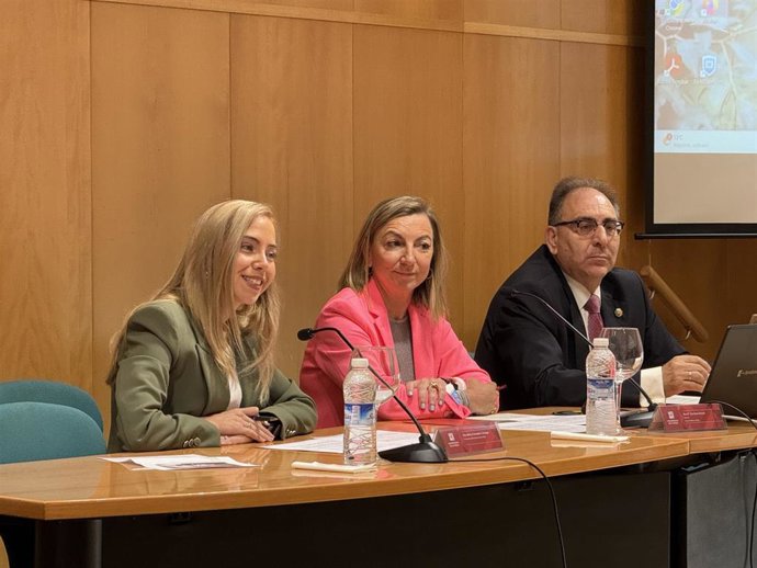 Fernández Cornago defiende el compromiso del Parlamento regional y la UR al servicio de la sociedad