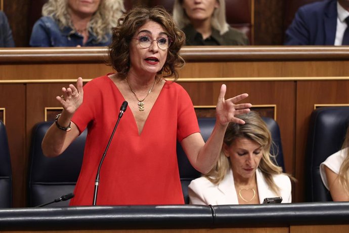 La vicepresidenta primera y ministra de Hacienda, María Jesús Montero, interviene durante una sesión de Control al Gobierno, en el Congreso de los Diputados, a 7 de octubre de 2025, en Madrid (España). 
